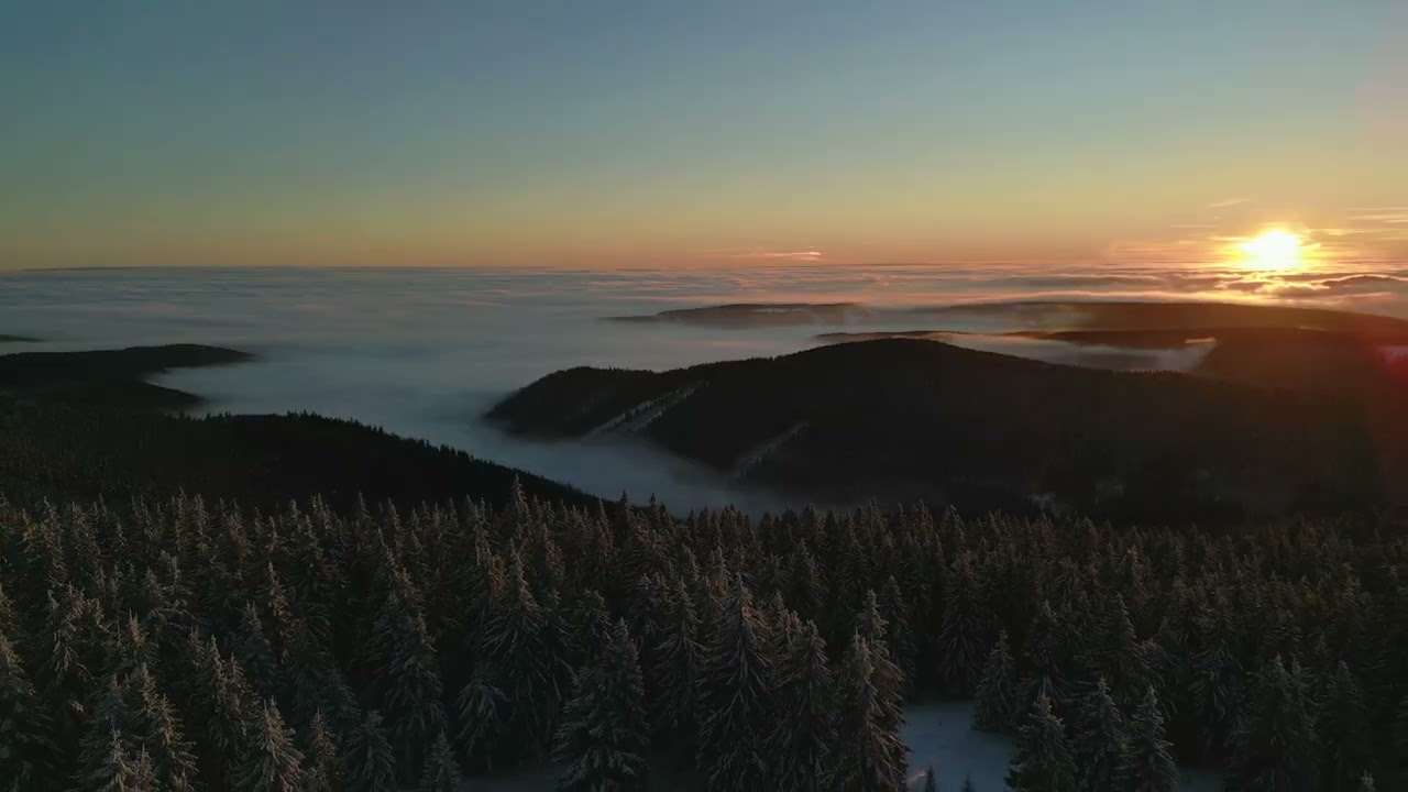 Flug am Nebelmeer zu Füßen des winterlichen Erzgebirges bei Sonnenuntergang 4K