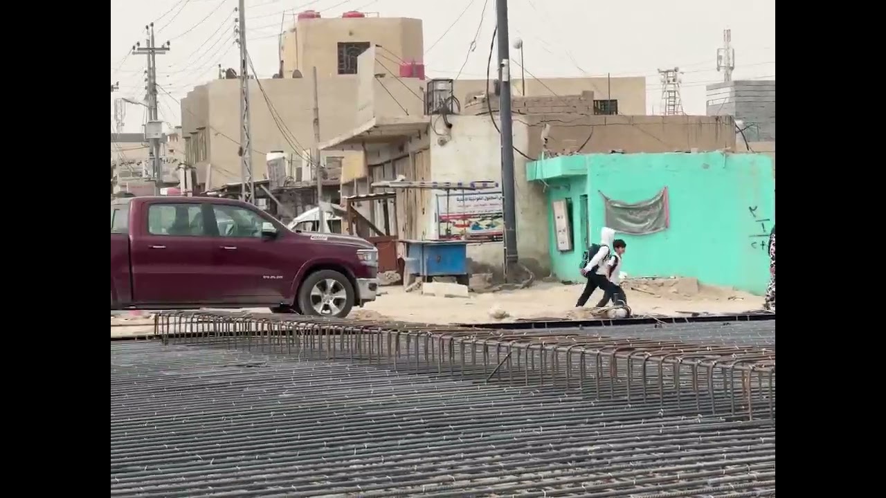 قائمقام أبي الخصيب الأستاذ باسم خلف يتابع اعمال هدم واعادة بناء جسر نهر خوز  للاطلاع على سير الأعمال