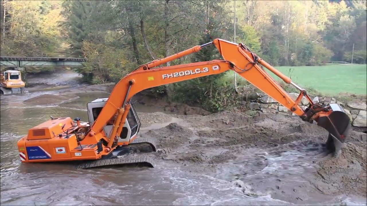 Fiat Hitachi FH200LC.3 cleaning a river #excavator #hitachi #construction