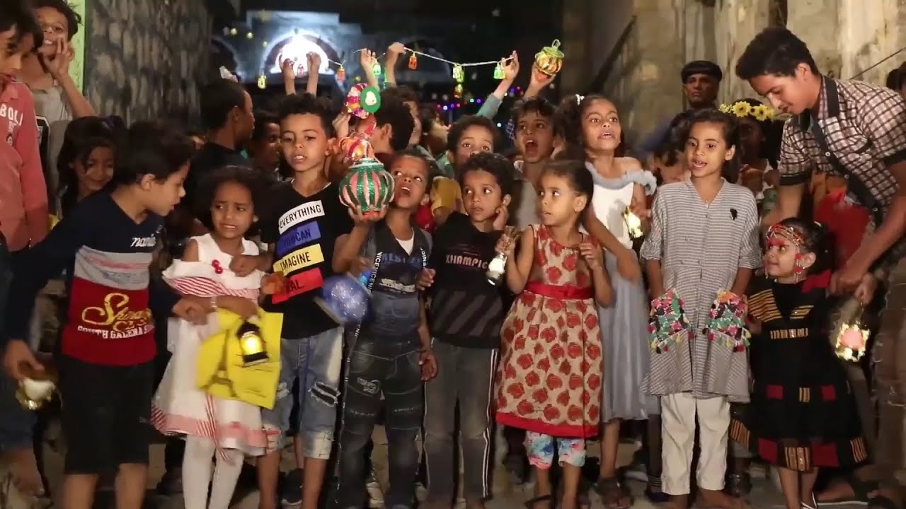 أطفال مدينة #تعز في #اليمن يحتفلون بـ  #الشعبانية رغم الظروف القاسية.