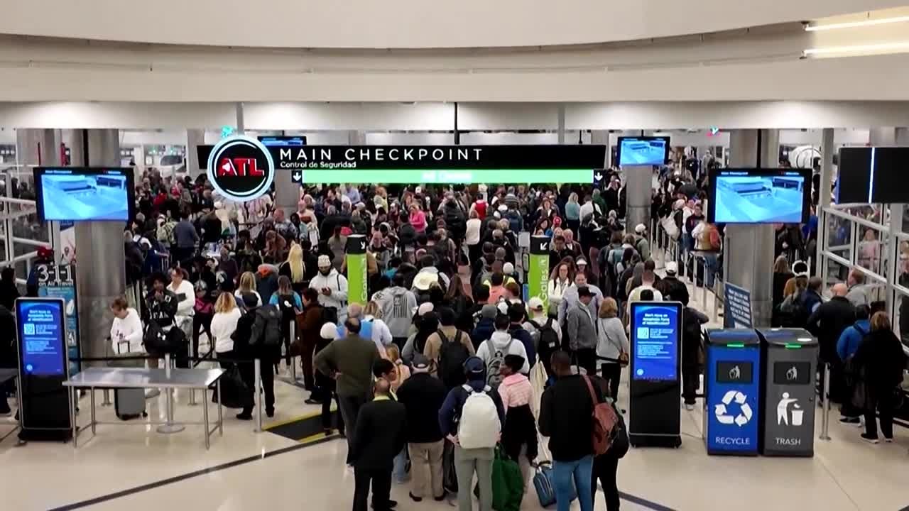 Неоплачиваемые сотрудники TSA не выходят на работу, что приводит к масштабным задержкам в аэропор...