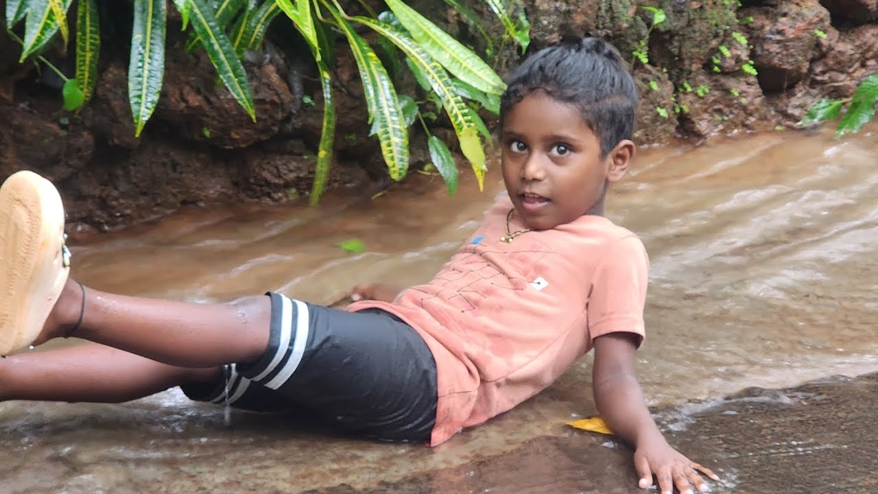 ഇങ്ങനെ വെള്ളത്തിൽ കളിക്കുന്ന കുട്ടികൾ ഉണ്ടാകുമോ 🤣🤣#trendingvideo #minivlog #youtube #newvideo