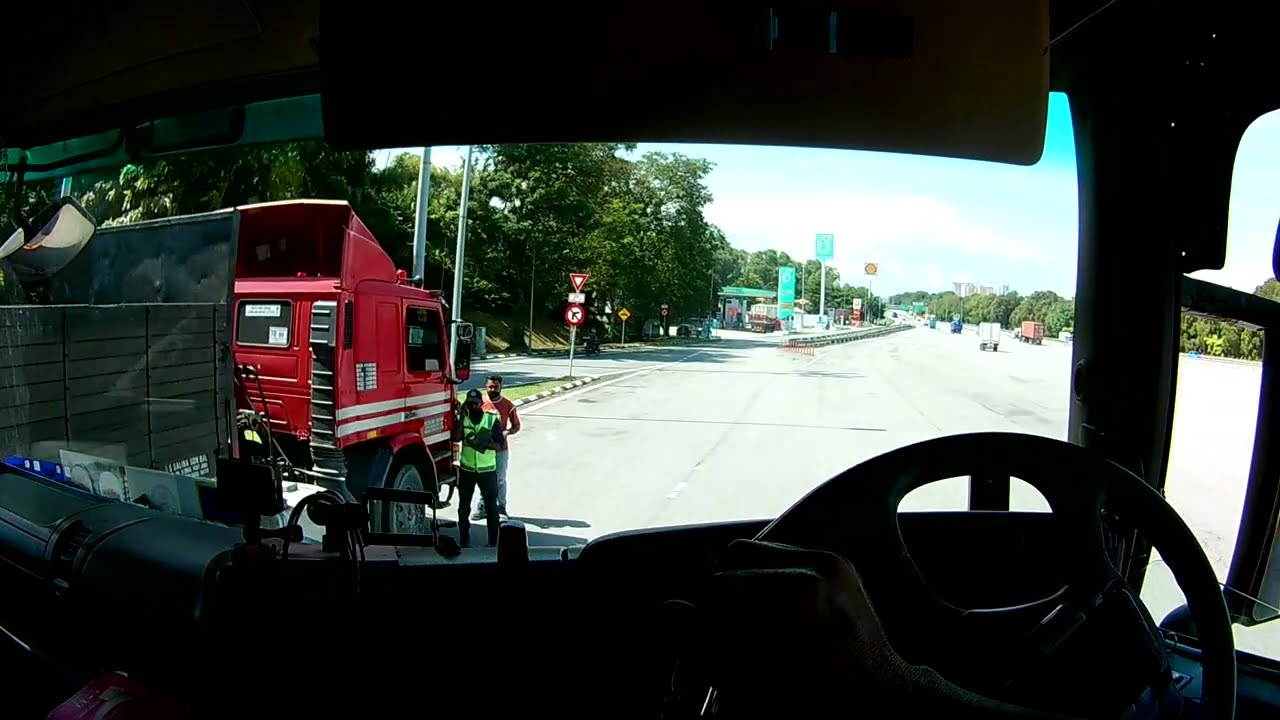 DITAHAN PIHAK BERKUASA DALAM OPERASI BESAR BESARAN DI PLAZA TOL BUKIT RAJA.
