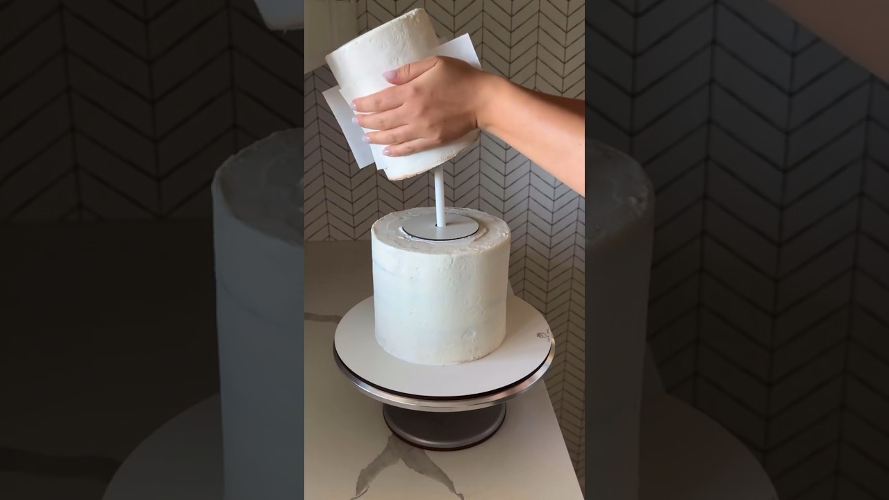 Stacking a tiered cake 👩🏼&zwj;🍳#twotiercake#twotiercakes#tiercake