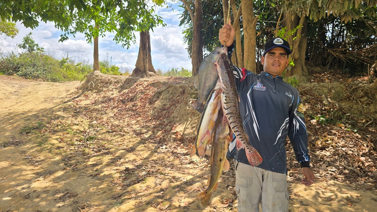 Pescando no poço dos Brutos, lagoa do garimpo.