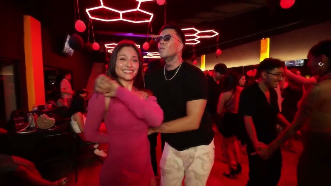 La salsa sonó… y todo el lugar volteó.