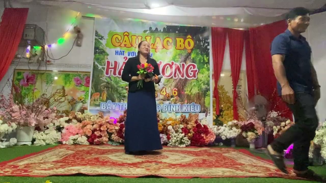 Tân cổ đóa hồng bên mộ mẹ. Trình bày  Thùy Trang