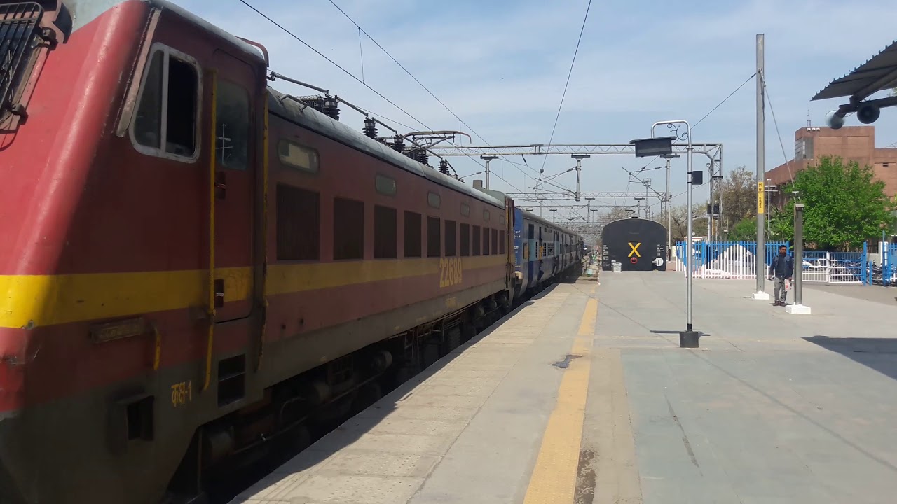 15909 Lalgarh - Dibrugarh Town Avadh Assam Express arriving at Moradabad Junction