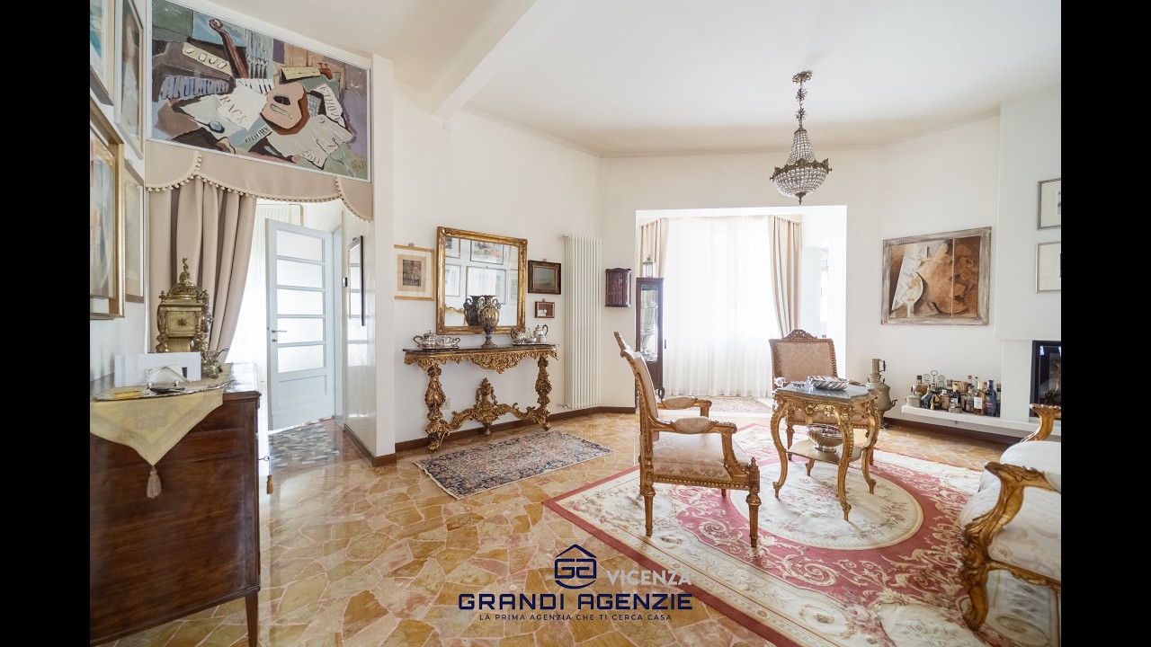 CENTRO STORICO - Elegante appartamento con terrazza panoramica, garage e posto auto