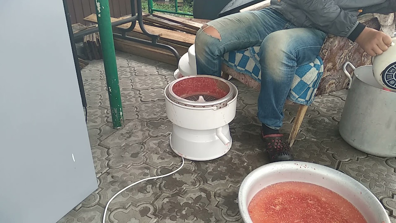 Томатный сок из помидоров на соковыжималке 