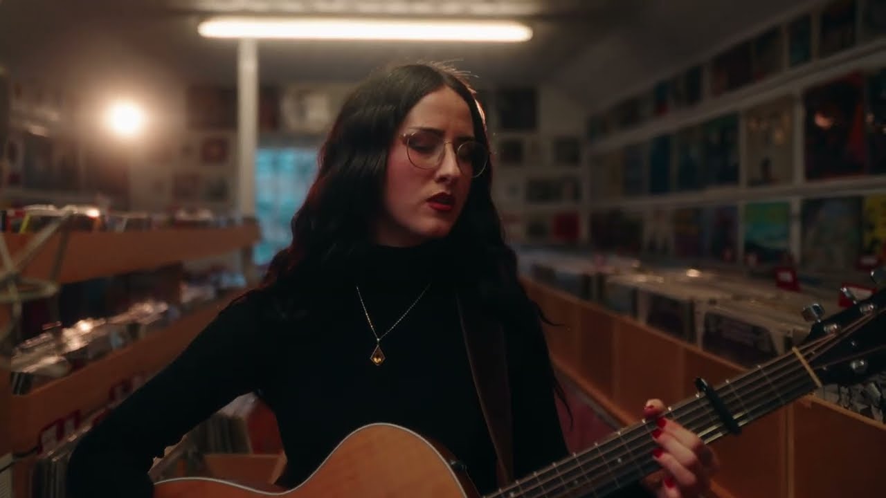Toria Wooff - That's What Falling In Love Will Do (Live at Grey N Pink Records)