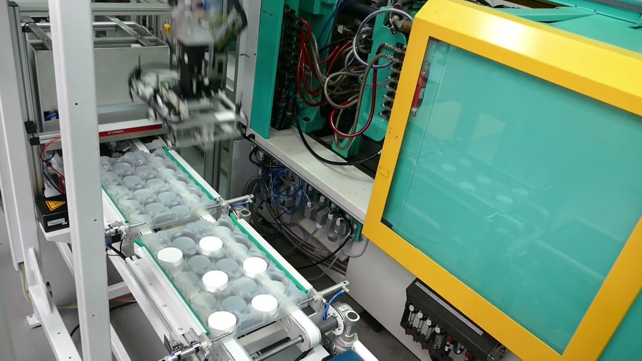 FM-Plast: Produktion von Kosmetikverschl&uuml;ssen mit Roboterhandling