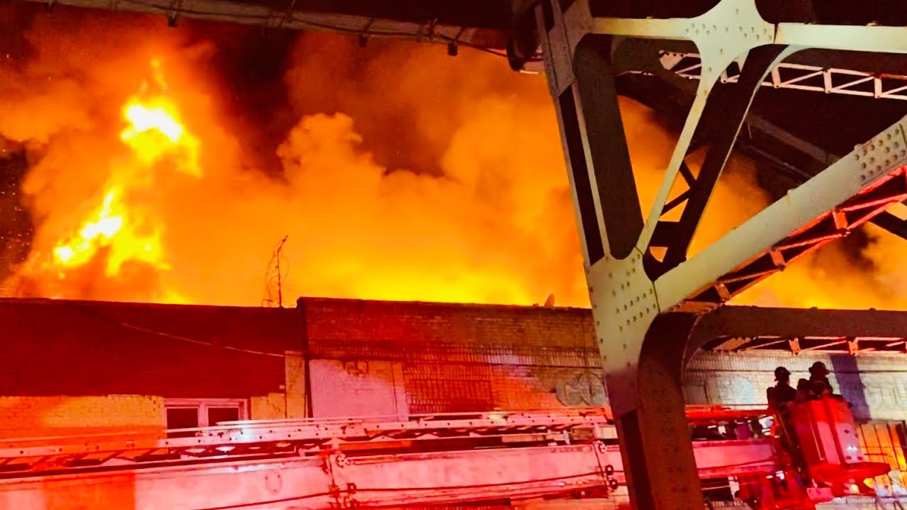 FDNY BOX 2994 - FDNY BATTLING MAJOR 4TH ALARM FIRE IN A TAXPAYER ON JEROME AVENUE IN THE BRONX, NYC.