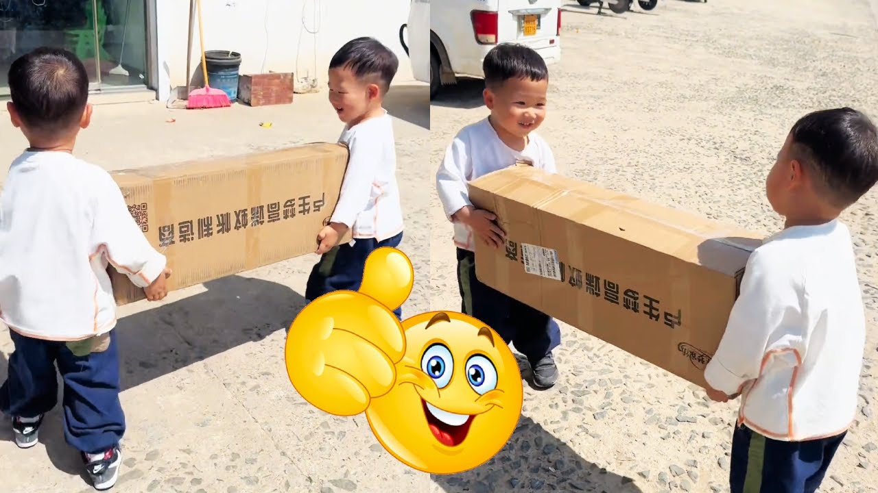 Cute Twins Helped Their Mother Carry A Very Heavy Package, So Cool#cutebaby#funnyvideos#smile