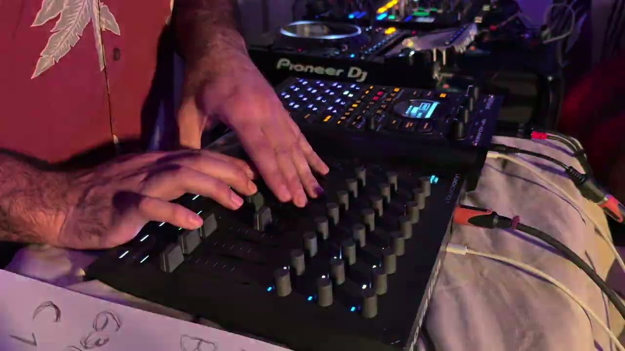 Casa Violeta  Sample live set SP404 (Techno?)