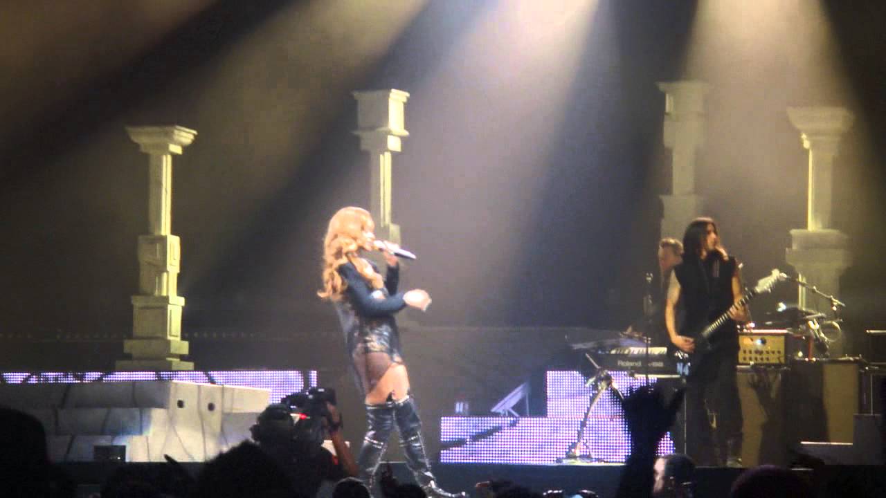 Rihanna - Diamonds World Tour Toronto - Opening HD