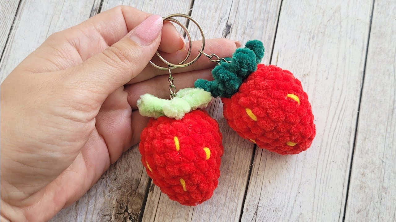 🍓 Клубника брелок из плюшевой пряжи крючком 🍓crochet strawberries👍Erdbeeren häkeln
