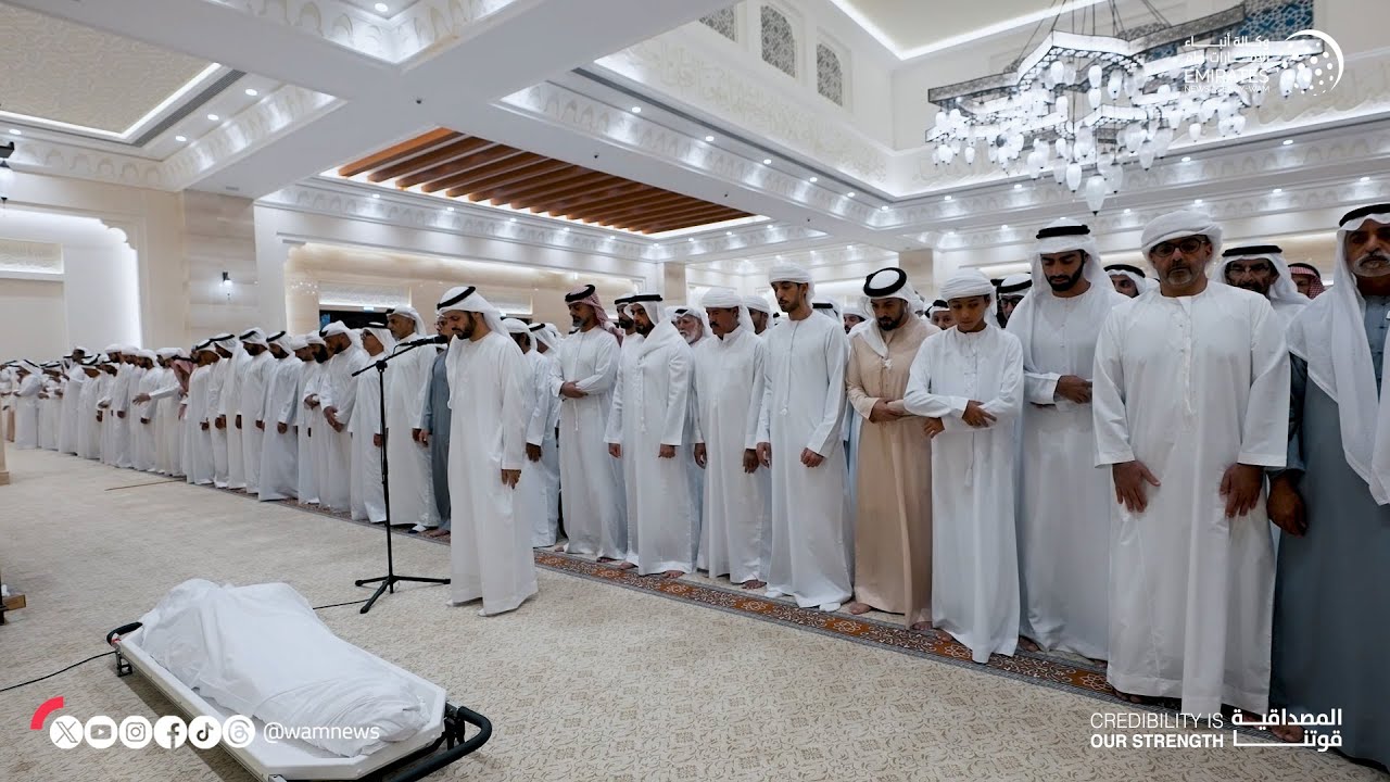 الشيوخ والجموع يؤدون صلاة الجنازة على جثمان حمد الخييلي في مدينة العين