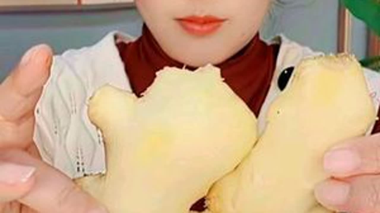 习惯早上吃几口生姜，削好直接就啃了#记录真实生活