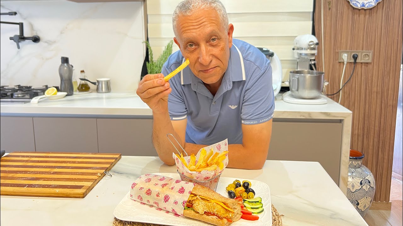 الوجبات السريعة سندويتش الدجاج مقرمش بدون قلي لذيذ و غادي يولي معتمد عندكم