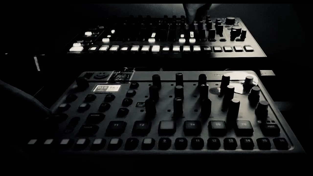 Model cycles loves techno • 33 (feat. tr-8)