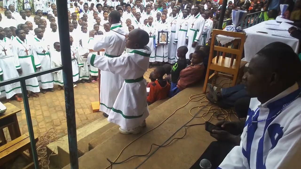 Irebere pueri cantores Rwaza iririmba Hymn ya Rwaza.