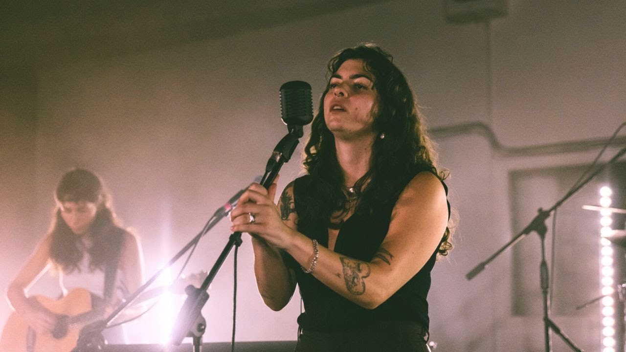 Della - Live at Fengaros Reacts