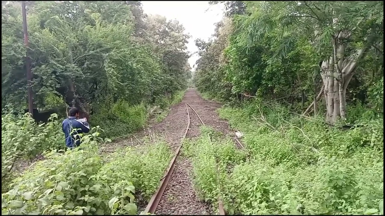 छोटी लाइन उखड़ने के बाद ऐसा दिख रहा है ओंकारेश्वर रोड-बलवाड़ा सेक्शन, साथ में बड़वाह स्टेशन की झलक