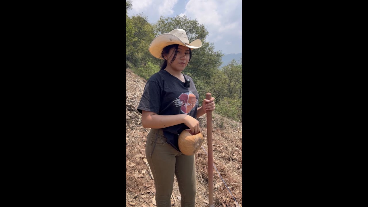 Elizabeth Ciprián sembrando maíz😱