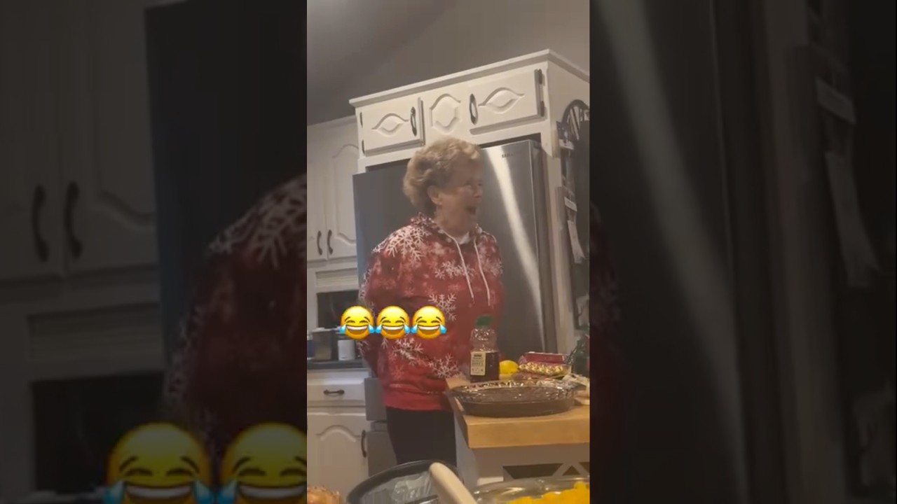 Семья разыгрывает бабушку на Рождество, используя её одежду 😅❤️
