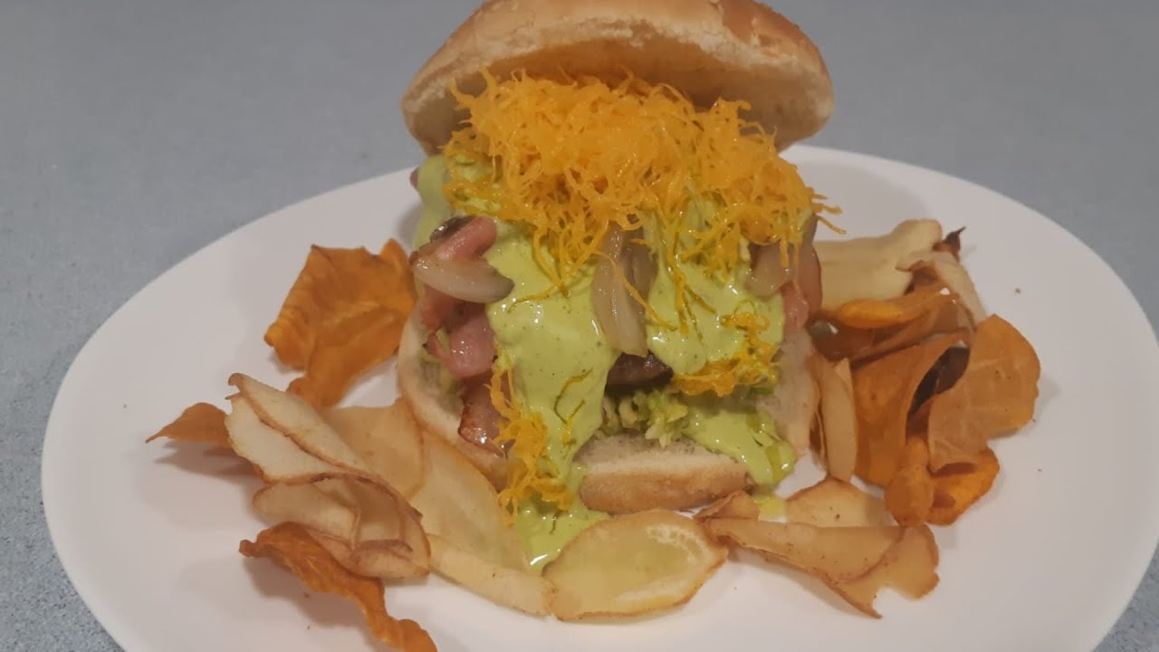 COCINA FUSIÓN "Hamburguesa con aguacate, parmesano, chalota,mayonesa de albahaca y huevo hilado"