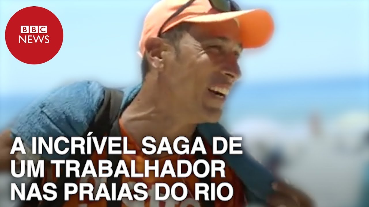 A emocionante história de um trabalhador que 'vive da praia' com 50 kg nas costas sob sol de 40º