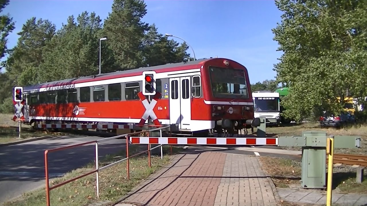 Spoorwegovergang Neustrelitz (D) // Railroad crossing // Bahnübergang