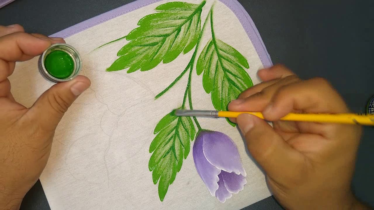 Pintando flores lilas para servilletas vídeo 1.
