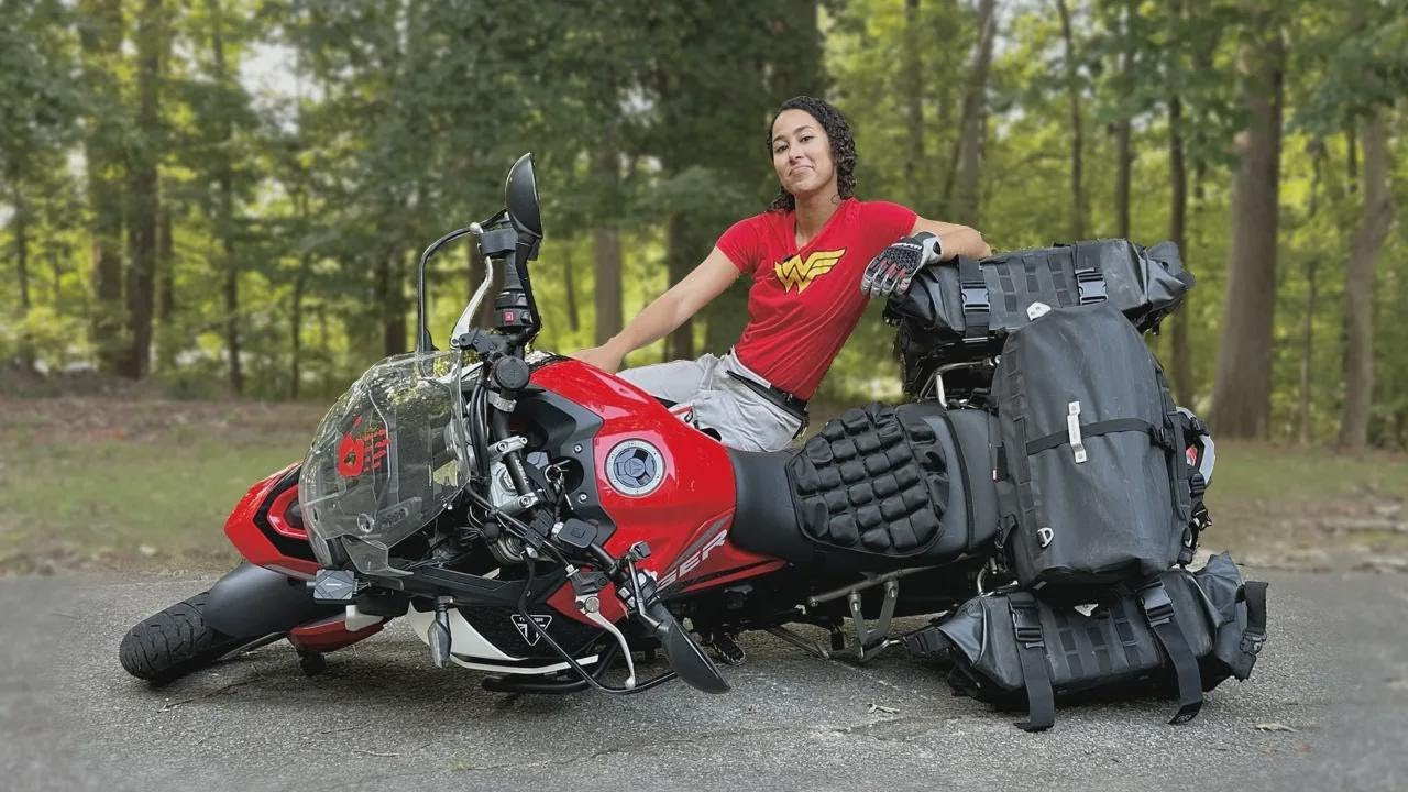 Wie Eine Zierliche Frau Ein Großes ADV-Bike Aufhebt (wie Jocelin Snow)