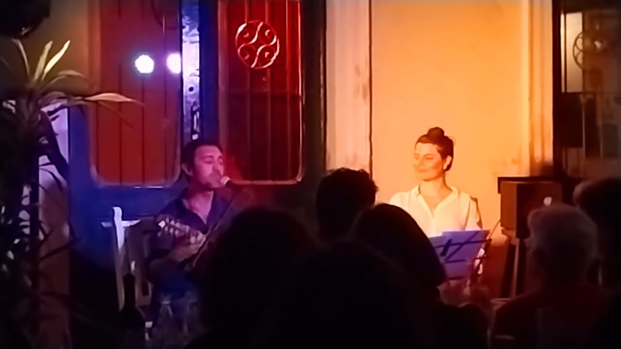 Sergio Zabala le canta una "serenata de despedida" a Inés Cuello.