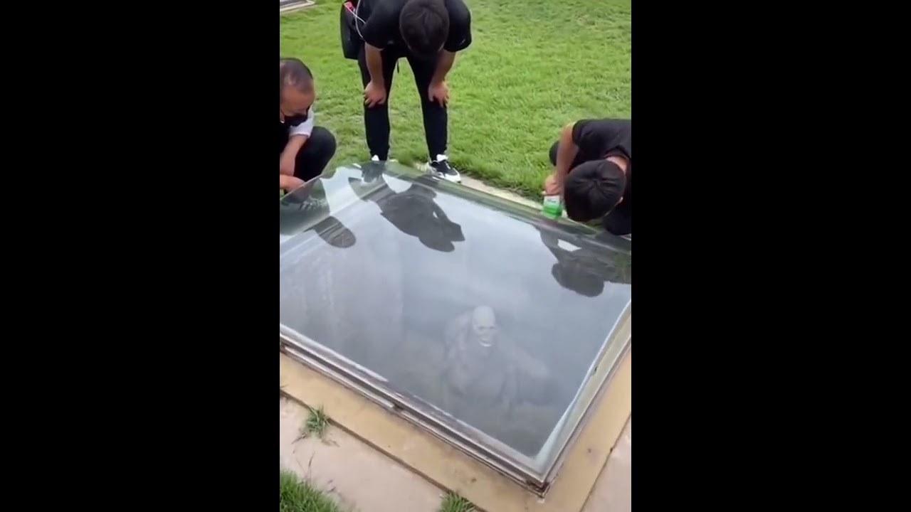 فيديو مخيف يظهر قبور الأموات عبر الزجاج في اليابان 😱