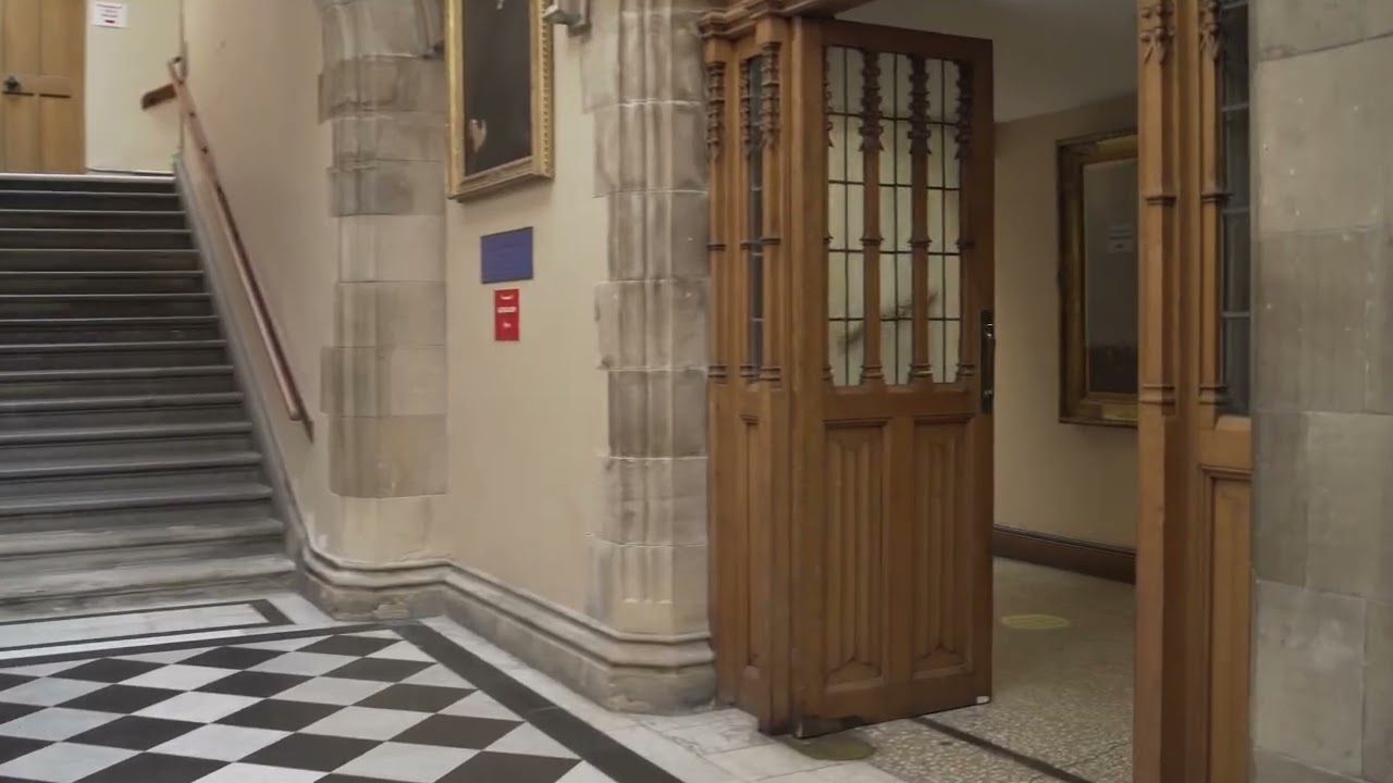Assembly Hall Main Entrance, Accessibility walk-through