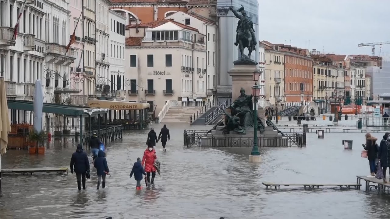 Venice floods after city authorities decide against inflating barriers