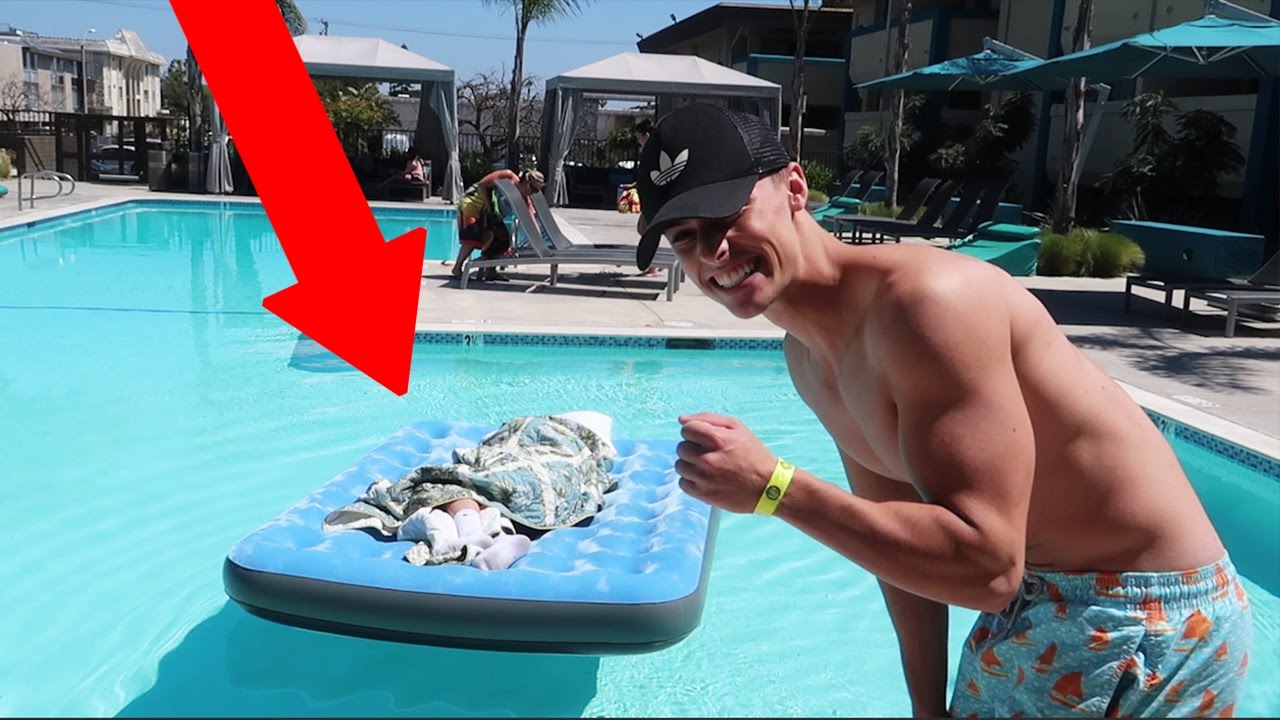 WAKING UP IN A POOL PRANK ON FRIEND!!(IN PUBLIC)