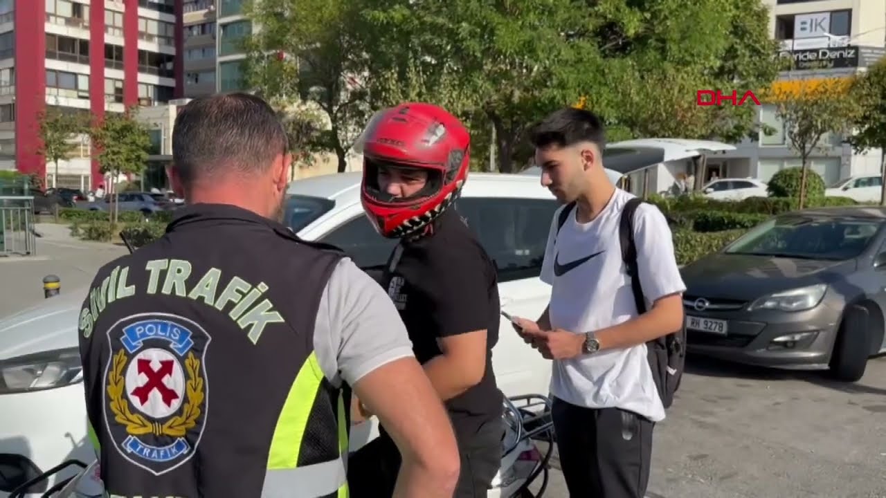 Kadıköy'de motosiklet sürücülerine denetim! 31 sürücüye 75 bin lira ceza