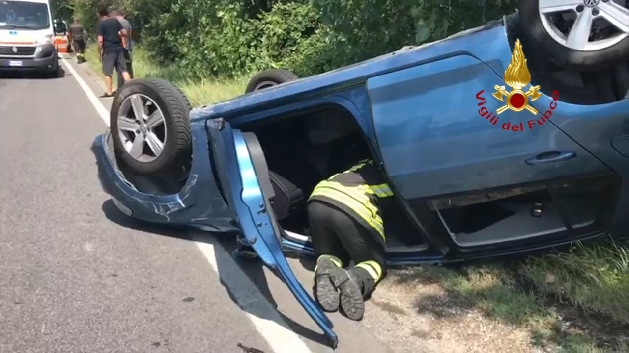 Rimini, incastrati nell'auto ribaltata fuori strada: liberati da vigili del fuoco