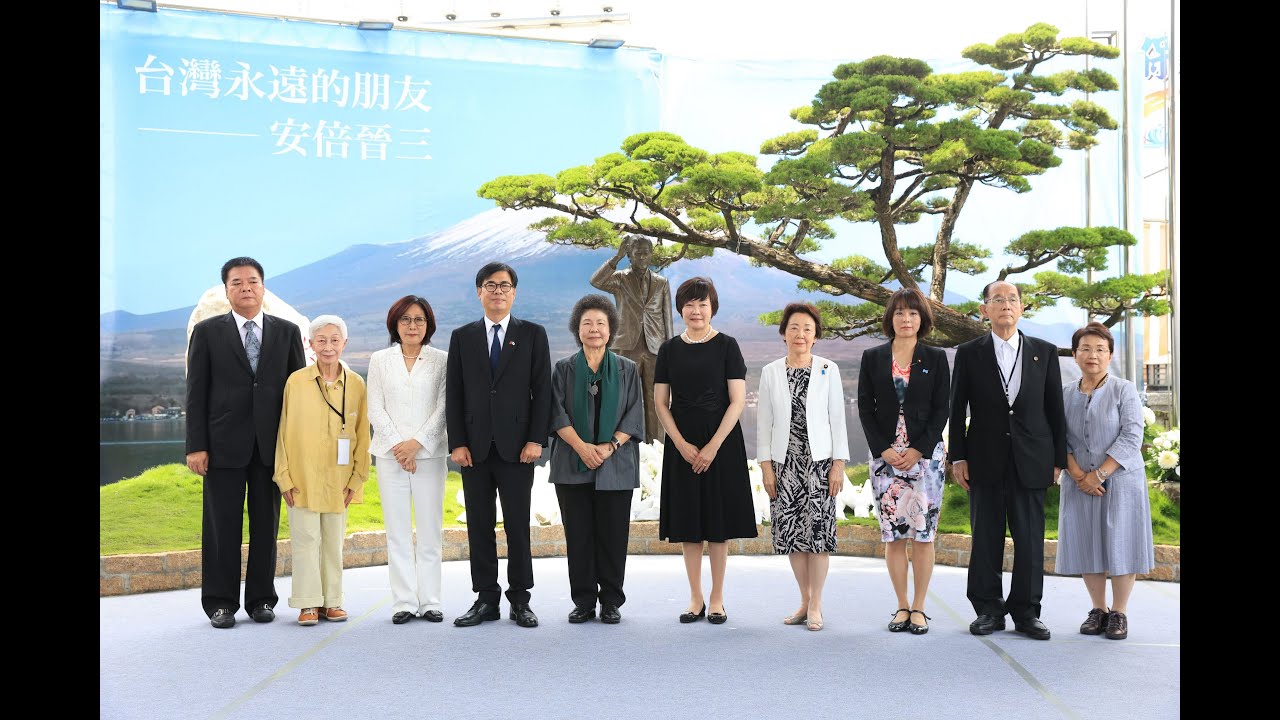 1120718 陪同安倍昭惠夫人訪問高雄 向安倍晉三銅像獻花 陳其邁感念安倍是「台灣最好的朋友」