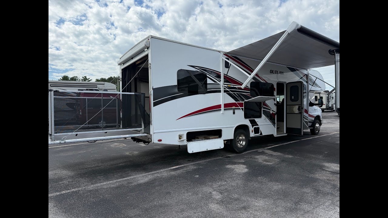 2021 Thor Outlaw 29J Toy Hauler Class C Motorhome only 28,000 Miles!