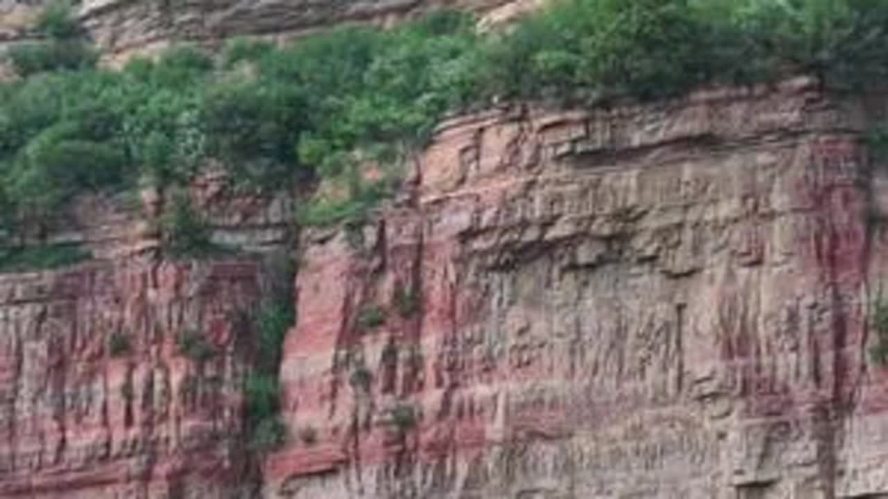 位于山西昔阳，始建于唐朝，金代重修，历史悠久。它坐落在柏岩山的悬崖峭壁之上，楼阁殿宇仿佛悬挂半空，地势险要，视觉冲击强烈，与大同浑源悬空寺的视觉震撼异曲同工。