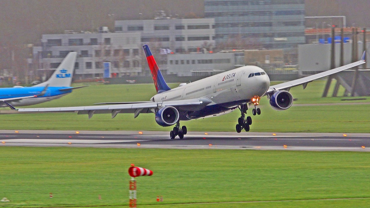 SPECTACULAR HEAVY STORM LANDINGS Winds up to 100km/h! Amsterdam Schiphol Airport