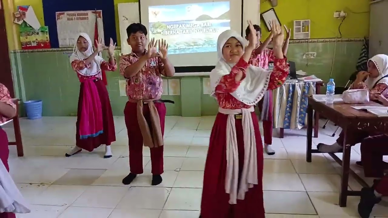 Tari Manuk Dadali adalah tarian kreasi yang berasal dari Jawa Barat.
