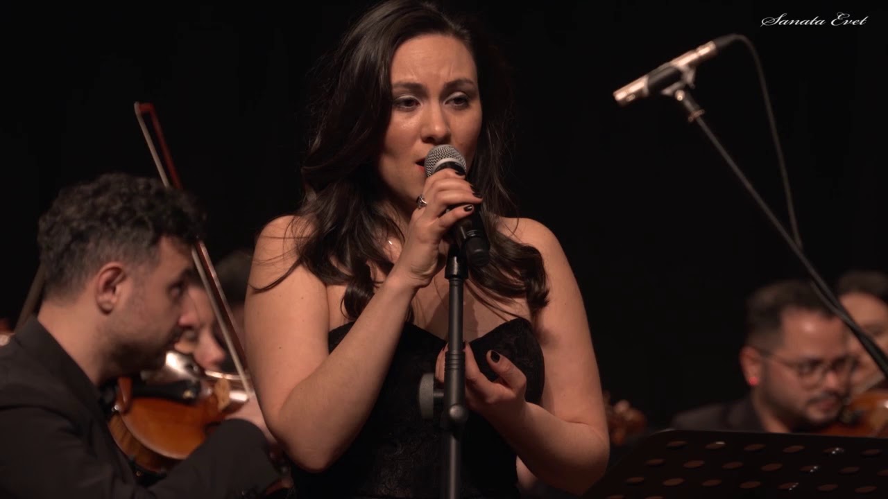 Güzelliğin On Para Etmez Live Performance