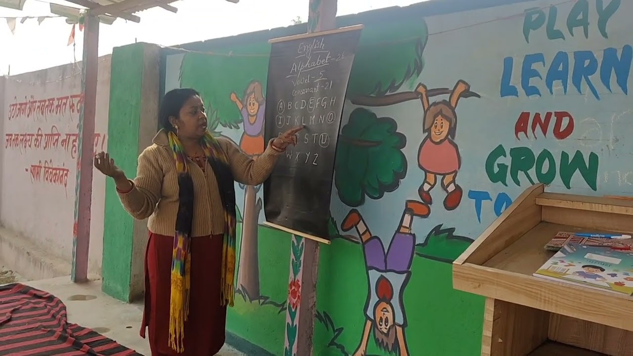 वंचित वर्ग की बच्चियों में पढ़ाई के प्रति ललक देखते हुए विद्यालय संचालन के बाद अक्षर ज्ञान देते हुए 