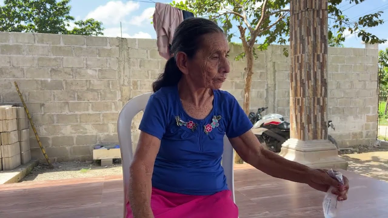 con la abuela de yonni esta precupada porq desportaron. Los dueños de la casita donde vive ella 🥹